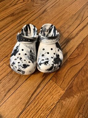 CROCS Kids Marble-Patterned Clog in Black and White